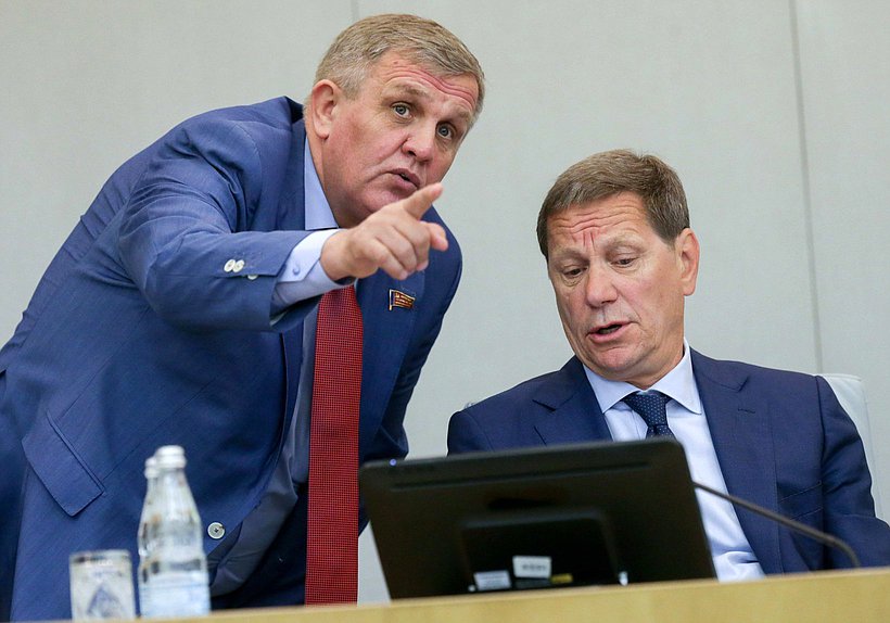 Первый заместитель Председателя Комитета по труду, социальной политике и делам ветеранов Николай Коломейцев и Первый заместитель Председателя Государственной Думы Александр Жуков
