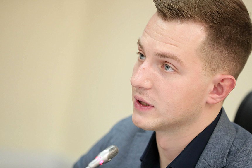 Председатель Комитета по молодежной политике Артем Метелев