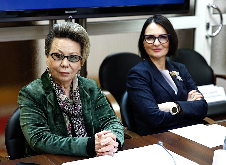 Член Комитета по бюджету и налогам Галина Данчикова и Первый заместитель Председателя Комитета по защите семьи, вопросам отцовства, материнства и детства Татьяна Буцкая