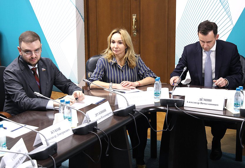 Председатель Комитета по малому и среднему предпринимательству Станислав Дружинин, Председатель Комитета по экологии, природным ресурсам и охране окружающей среды Елена Панова и заместитель Председателя Комитета по экономической политике Александр Демин