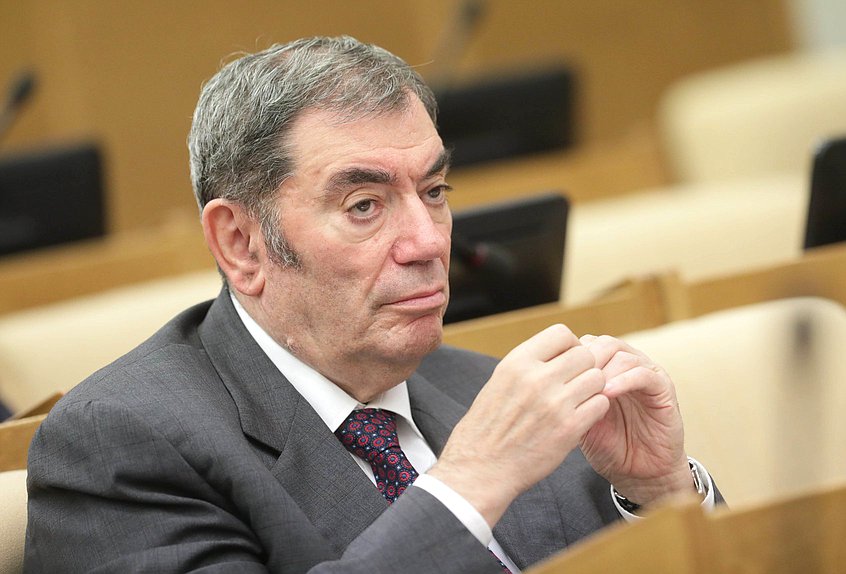 Первый заместитель Председателя Комитета по бюджету и налогам Леонид Симановский