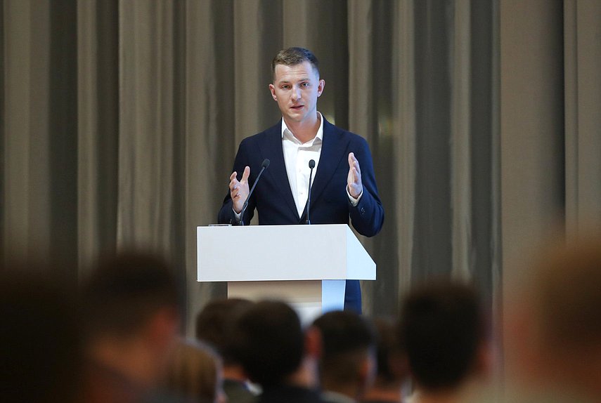Председатель Комитета по молодежной политике Артем Метелев