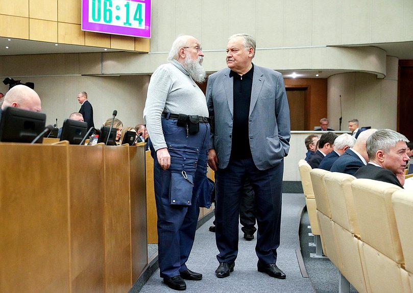 Член Комитета по просвещению Анатолий Вассерман и Первый заместитель Председателя Комитета по делам СНГ, евразийской интеграции и связям с соотечественниками Константин Затулин