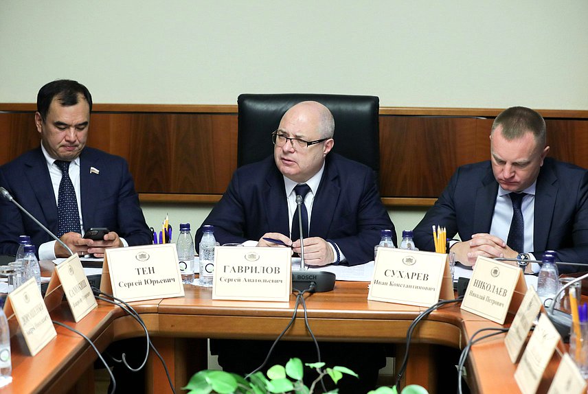 Председатель Комитета по вопросам собственности, земельным и имущественным отношениям Сергей Гаврилов и первые заместители Председателя Комитета Сергей Тен и Иван Сухарев