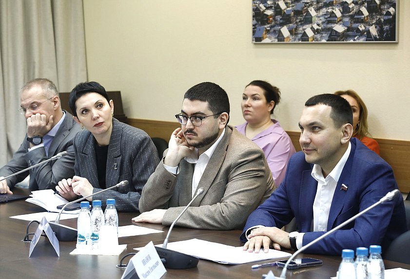 Заместители Председателя Комитета по экологии, природным ресурсам и охране окружающей среды Александр Коган, Жанна Рябцева и Георгий Арапов и член Комитета Олег Михайлов