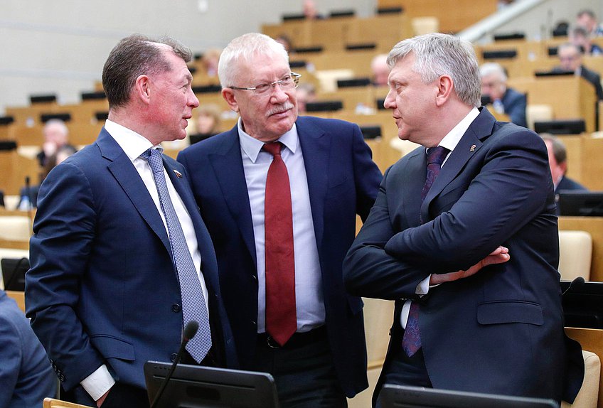 Председатель Комитета по экономической политике Максим Топилин, Председатель Комитета по контролю Олег Морозов и член Комитета по государственному строительству и законодательству Дмитрий Вяткин