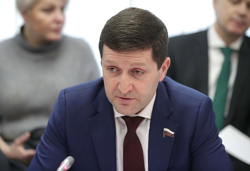 Член Комитета по экономической политике, промышленности, инновационному развитию и предпринимательству Денис Москвин