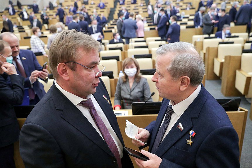Член Комитета по транспорту и строительству Максим Сураев и член Комитета по обороне Владимир Богодухов