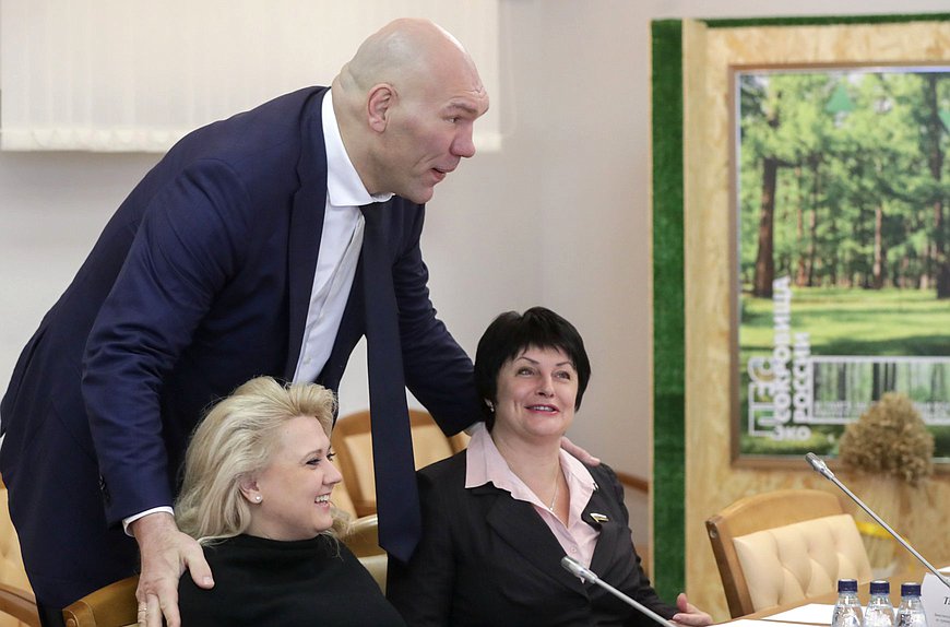 Первый заместитель Председателя Комитета по туризму и развитию туристической инфраструктуры Николай Валуев, заместитель Председателя Комитета Татьяна Лобач и член Комитета Алла Салаева