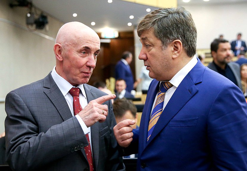 Первый заместитель Председателя Комитета по государственному строительству и законодательству Юрий Синельщиков и Первый заместитель Председателя Комитета по контролю и Регламенту Ризван Курбанов