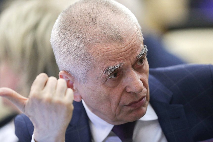 Первый заместитель Председателя Комитета по образованию и науке Геннадий Онищенко
