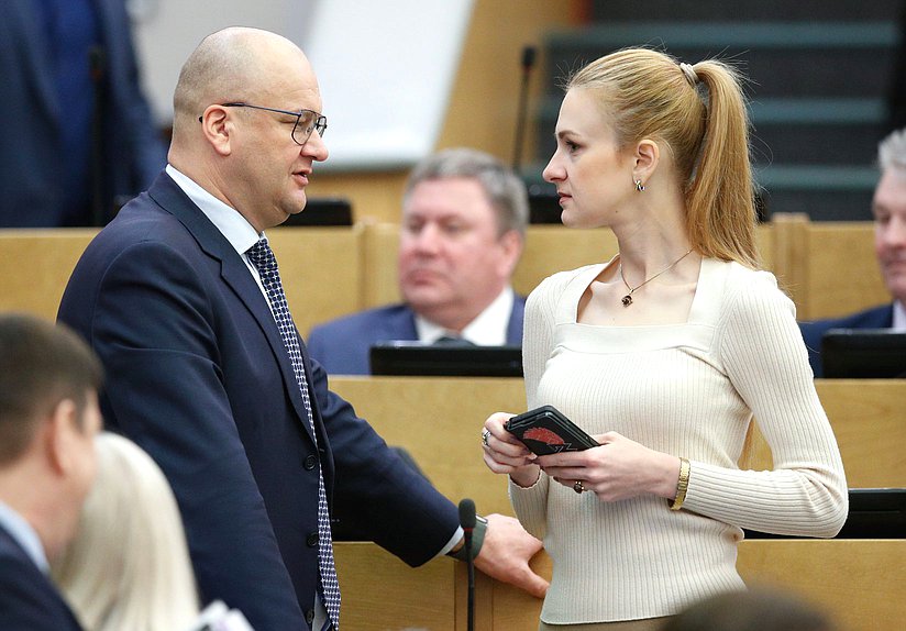 Член Комитета по транспорту и развитию транспортной инфраструктуры Олег Гарин и член Комитета по международным делам Мария Бутина