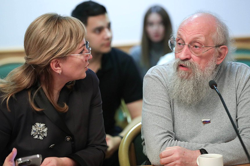 Члены Комитета по просвещению Лариса Тутова и Анатолий Вассерман