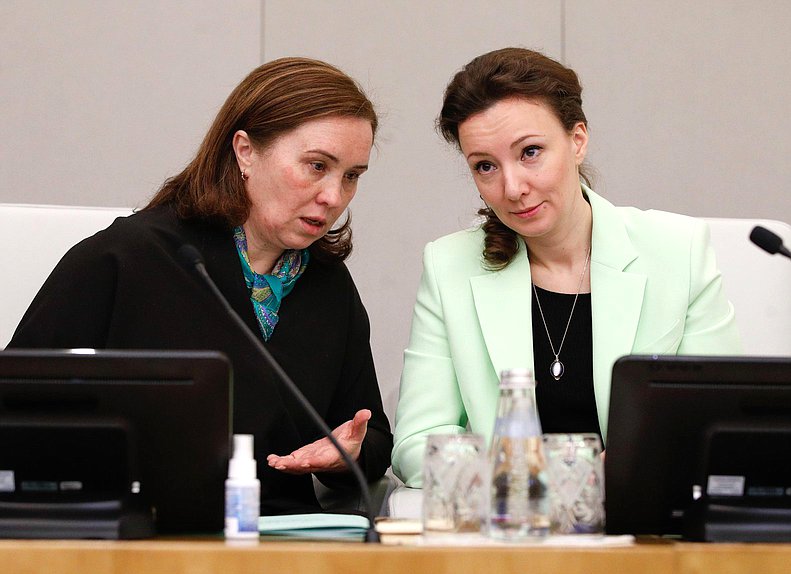 Первый заместитель Председателя Комиссии по Регламенту и обеспечению деятельности Государственной Думы Татьяна Дьяконова и заместитель Председателя Государственной Думы Анна Кузнецова
