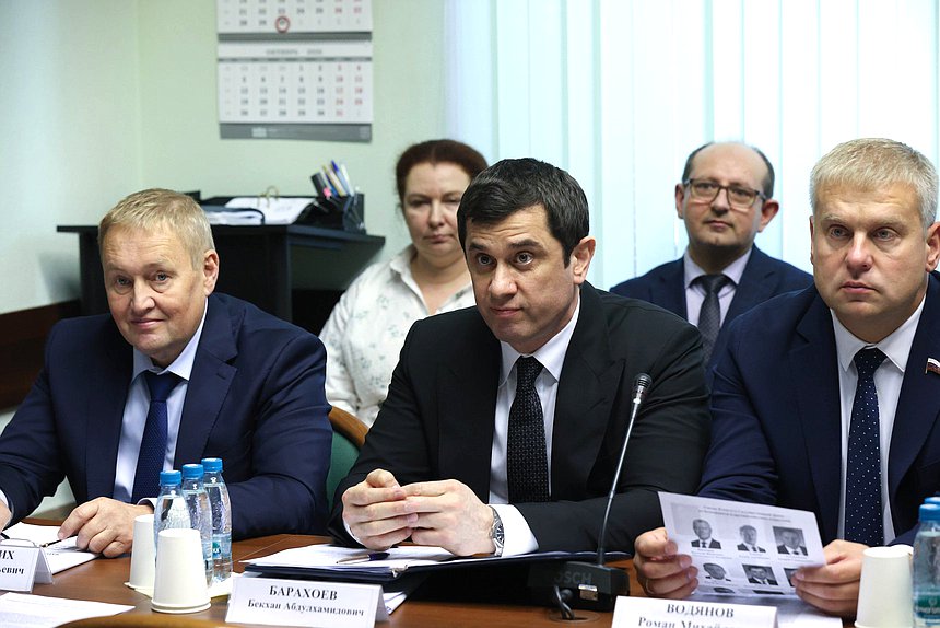 Члены Комитета по безопасности и противодействию коррупции Андрей Альшевских, Бекхан Барахоев и Роман Водянов