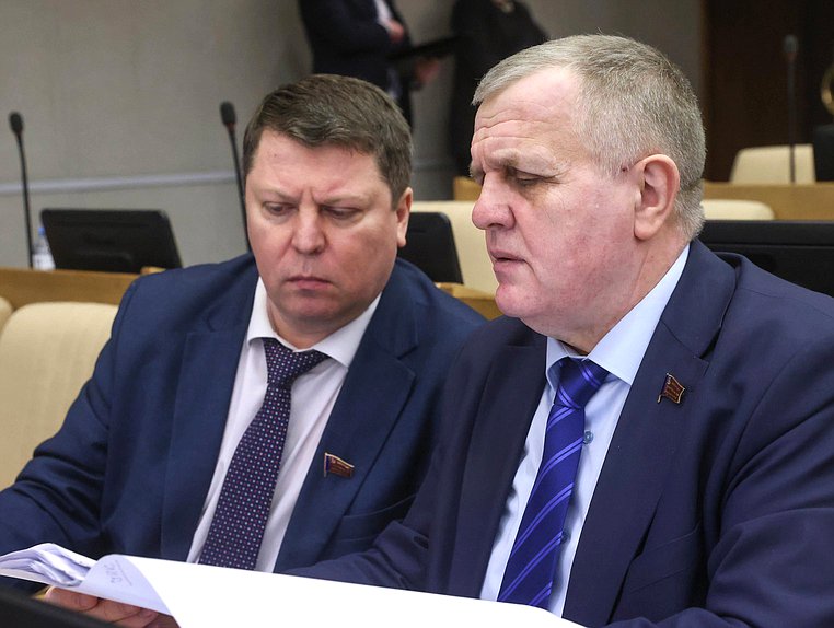 Заместитель Председателя Комитета по региональной политике и местному самоуправлению Михаил Матвеев и Первый заместитель Председателя Комитета по труду, социальной политике и делам ветеранов Николай Коломейцев