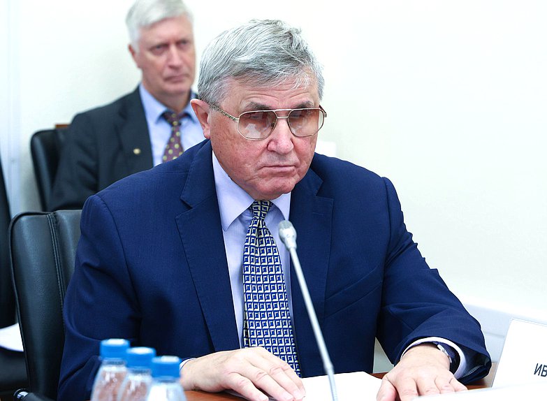 Член Комитета по науке и высшему образованию Олег Смолин