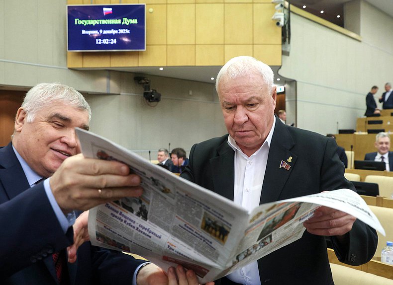 Член Комитета по труду, социальной политике и делам ветеранов Андрей Алехин и член Комитета по обороне Виктор Соболев