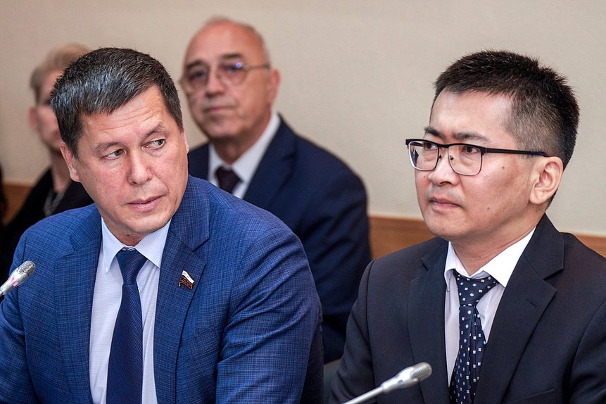 Члены Комитета по экологии, природным ресурсам и охране окружающей среды Зариф Байгускаров и Николай Будуев