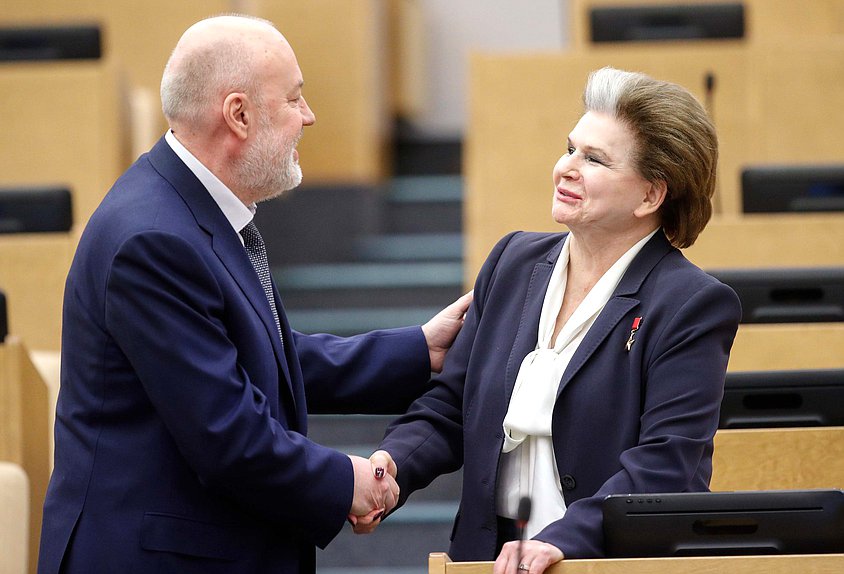 Председатель Комитета по государственному строительству и законодательству Павел Крашенинников и Председатель Комиссии по вопросам депутатской этики Валентина Терешкова