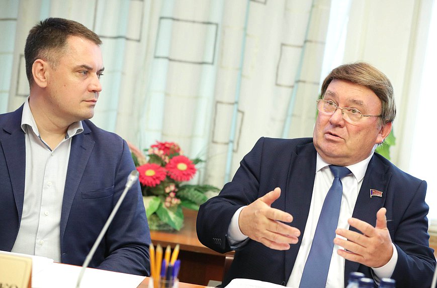 Заместитель Председателя Комитета по вопросам собственности, земельным и имущественным отношениям Алексей Корниенко и член Комитета Николай Иванов