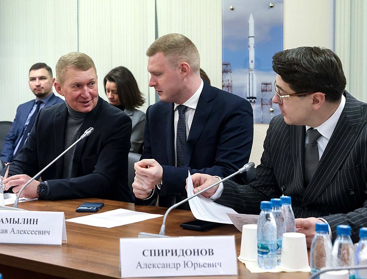 Члены Комитета по промышленности и торговле Алексей Канаев и Ярослав Самылин и заместитель Председателя Комитета Александр Спиридонов