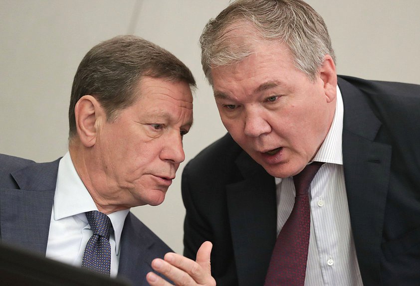 Первый заместитель Председателя Государственной Думы Александр Жуков и Председатель Комитета по делам СНГ, евразийской интеграции и связям с соотечественниками Леонид Калашников