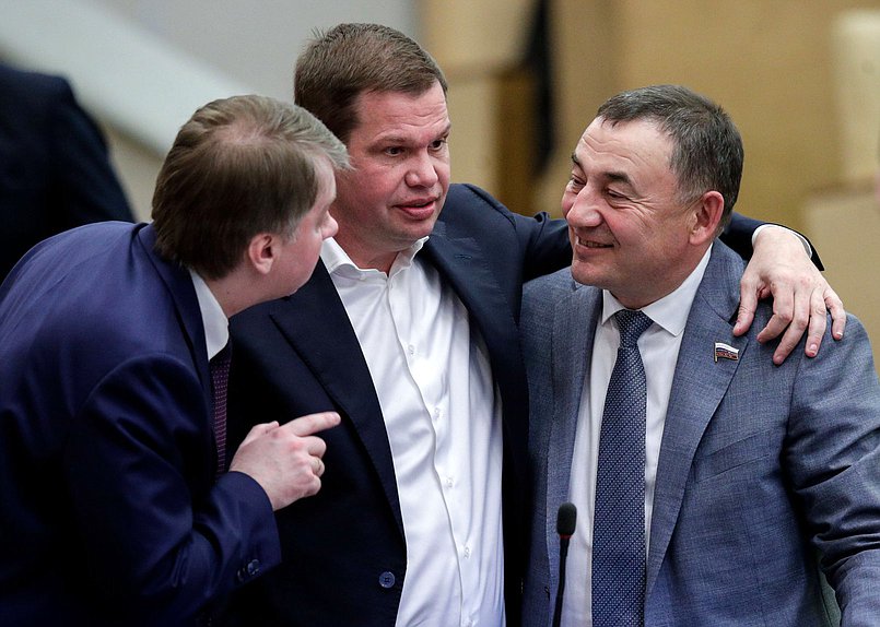 Член Комитета по вопросам собственности, земельным и имущественным отношениям Андрей Дорошенко и член Комитета по строительству и ЖКХ Марат Нуриев