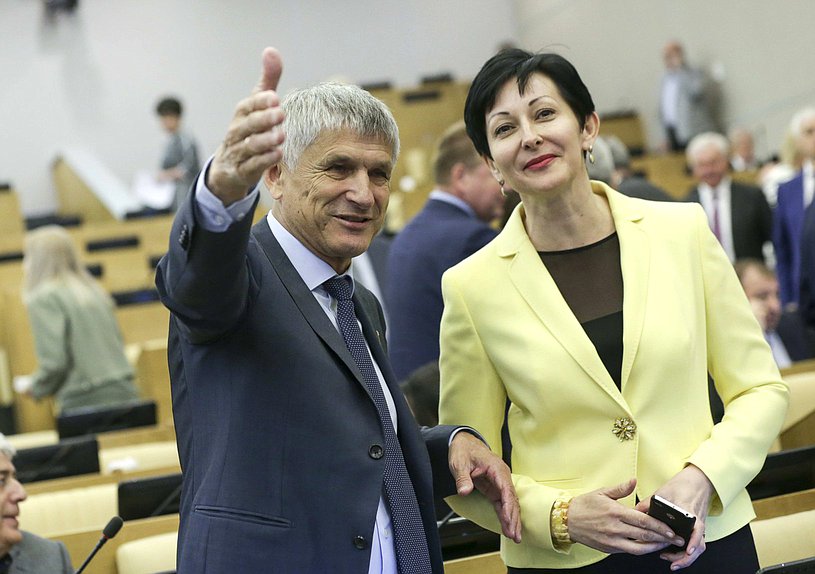 Заместитель Председателя Комитета по аграрным вопросам Алексей Лавриненко и заместитель Председателя Комитета по региональной политике и проблемам Севера и Дальнего Востока Оксана Бондарь