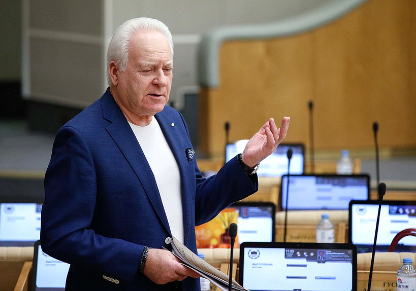 Заместитель Председателя Комитета по государственному строительству и законодательству Анатолий Лисицын