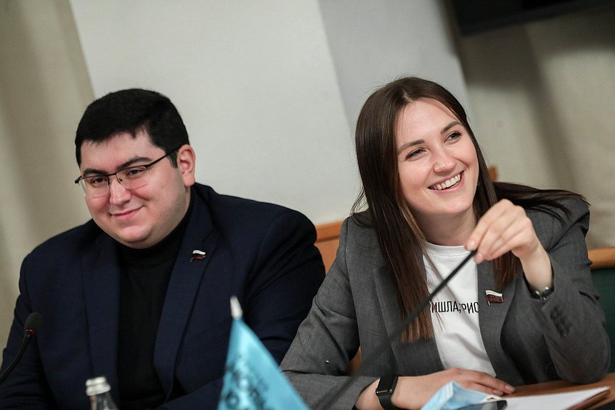 Заместитель Председателя Комитета по экологии, природным ресурсам и охране окружающей среды Георгий Арапов и член Комитета по науке и высшему образованию Ксения Горячева
