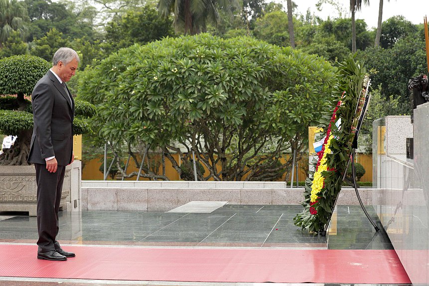 Chairman of the State Duma Vyacheslav Volodin took part in the wreath-laying ceremony at the Monument to Fallen Heroes in Hanoi