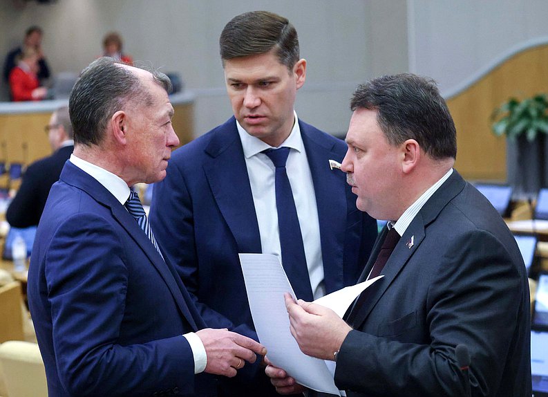 Председатель Комитета по экономической политике Максим Топилин и заместители Председателя Комитета Сергей Алтухов и Артем Кирьянов
