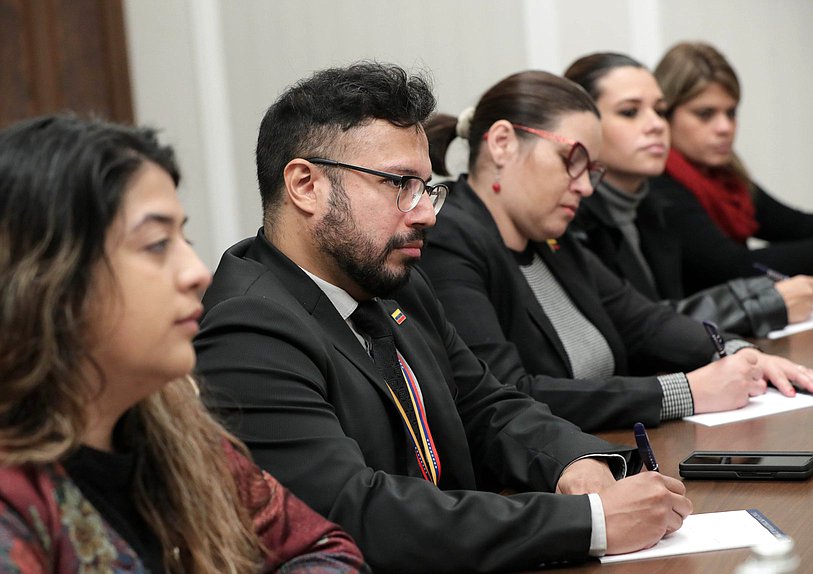 Reunión del Primer Jefe adjunto de la Duma Estatal, Ivan Melnikov, con una delegación de diplomáticos de la República Bolivariana de Venezuela