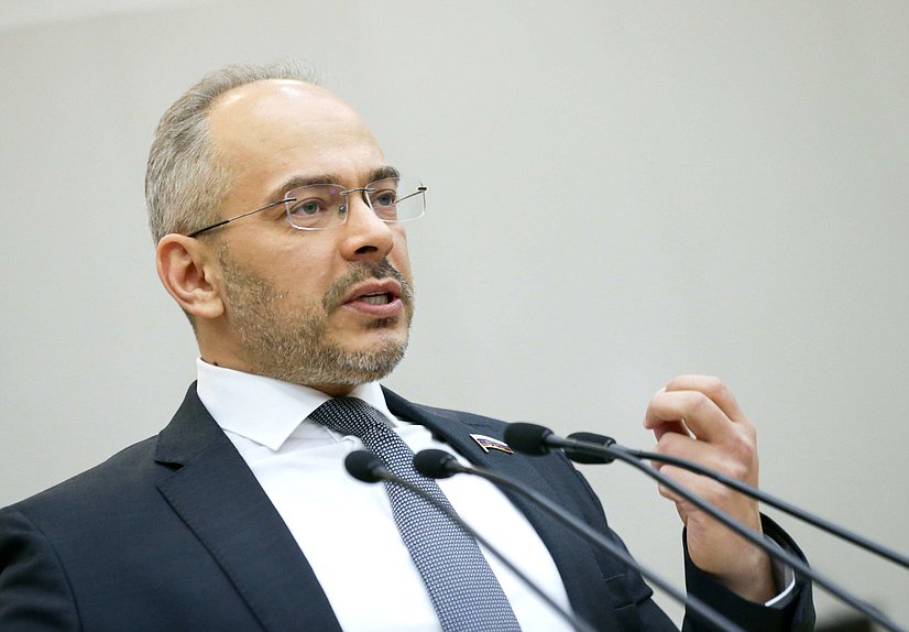 Председатель Комитета по природным ресурсам, собственности и земельным отношениям Николай Николаев