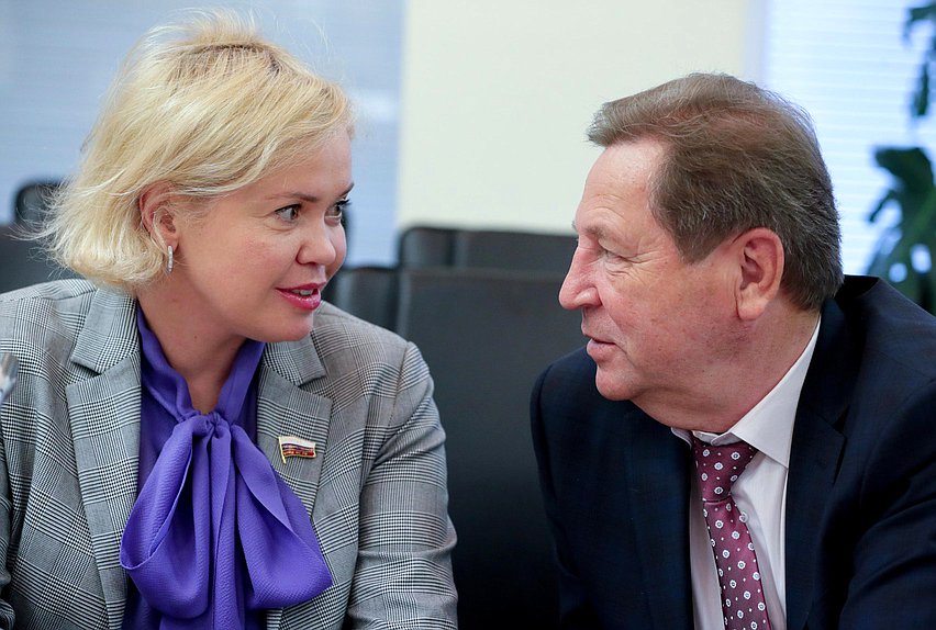 Заместитель Председателя Комитета по науке и высшему образованию Екатерина Харченко и член Комитета Михаил Кузьмин