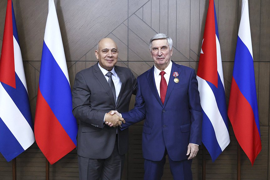 Член Политбюро, Секретарь Центрального Комитета Коммунистической партии Республики Куба по организационным вопросам, депутат Национальной ассамблеи народной власти Республики Куба Роберто Томас Моралес Охеда и Первый заместитель Председателя Государственной Думы Иван Мельников