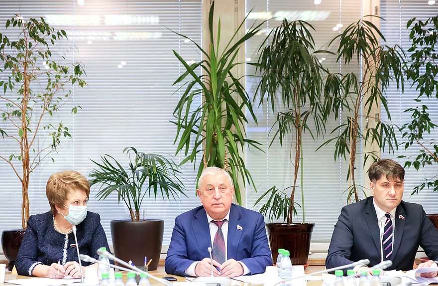 Председатель Комитета по региональной политике и проблемам Севера и Дальнего Востока Николай Харитонов, Первый заместитель Председателя Комитета Валентина Пивненко и заместитель Председателя Комитета Владимир Пушкарев