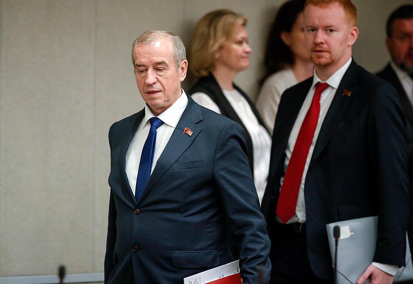 Первый заместитель Председателя Комитета по энергетике Сергей Левченко и член Комитета по бюджету и налогам Денис Парфенов