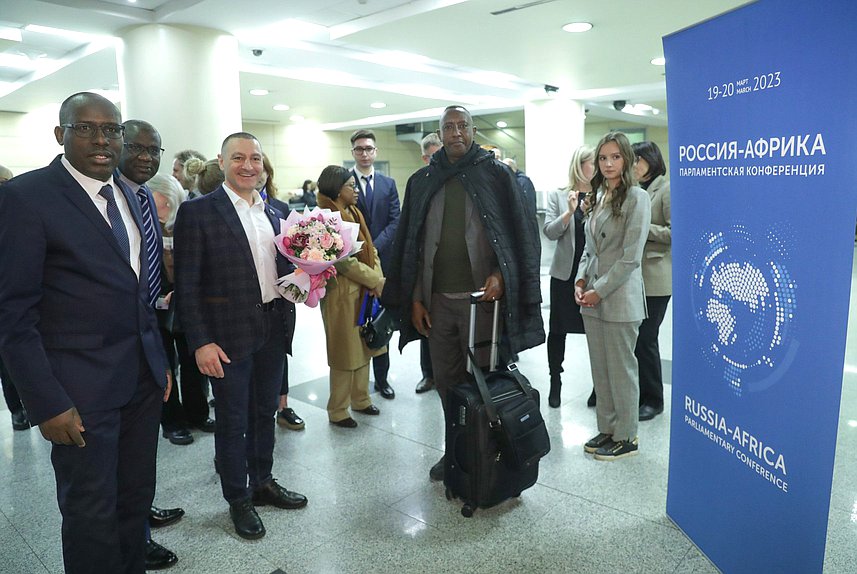 Member of the Committee on Ownership, Land and Property Relations Alexander Iltyakov and members of the delegation of the Republic of Burundi