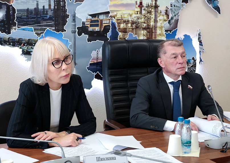 Первый заместитель Председателя Комитета по экономической политике Надежда Школкина и Председатель Комитета Максим Топилин