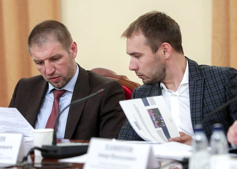 Первый заместитель Председателя Комитета по физической культуре и спорту Дмитрий Пирог и заместитель Председателя Комитета Антон Шипулин