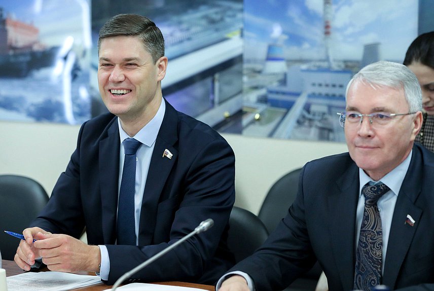 Члены Комитета по экономической политике Сергей Алтухов и Эдуард Кузнецов