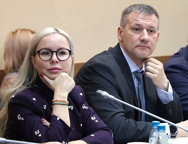 Члены Комитета по экологии, природным ресурсам и охране окружающей среды Ольга Степченко и Алексей Свалов