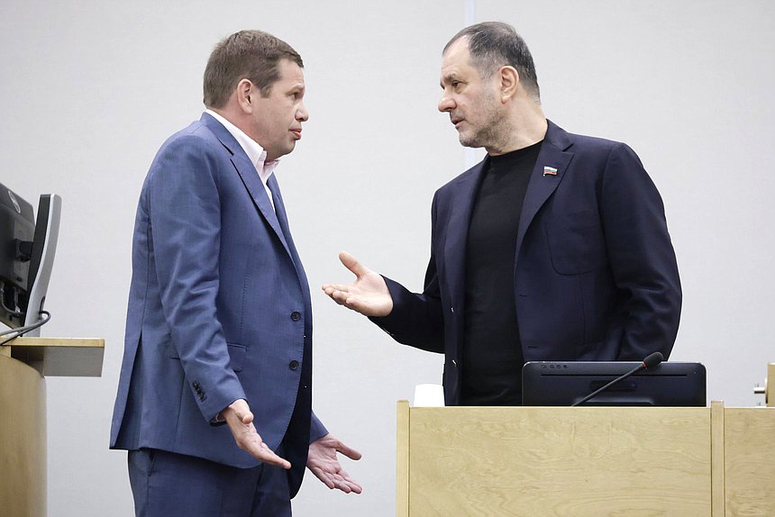 Член Комитета по вопросам собственности, земельным и имущественным отношениям Андрей Дорошенко и член Комитета по делам национальностей Ахмед Догаев