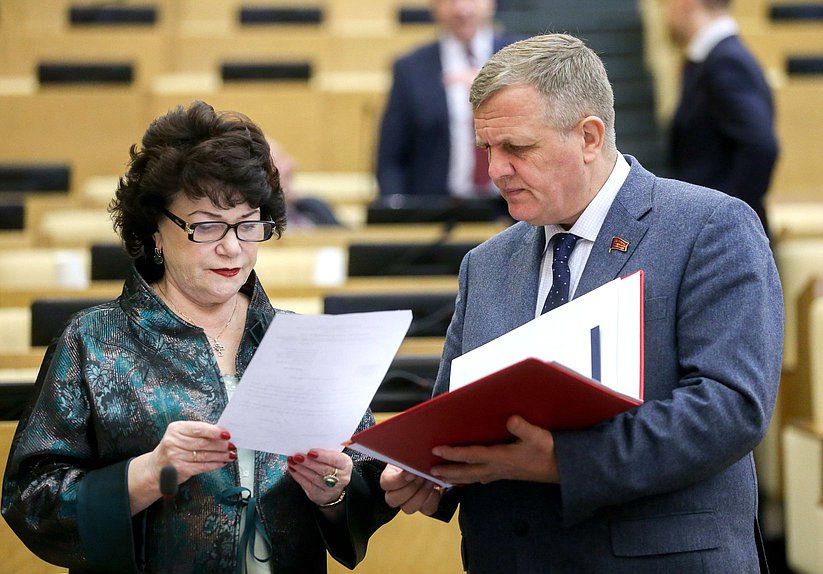 Председатель Комитета по вопросам семьи, женщин и детей Тамара Плетнева и Первый заместитель Председателя Комитета по труду, социальной политике и делам ветеранов Николай Коломейцев