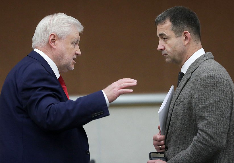 Руководитель фракции «Справедливая Россия — За правду» Сергей Миронов и Первый заместитель Председателя Комитета по культуре Дмитрий Певцов