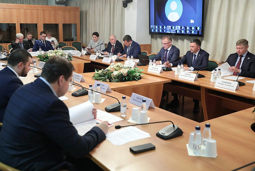 Заседание круглого стола Комитета по экологии, природным ресурсам и охране окружающей среды на тему «Правовое регулирование и особенности обращения с иными видами отходов (медицинскими строительными и т. д.)»