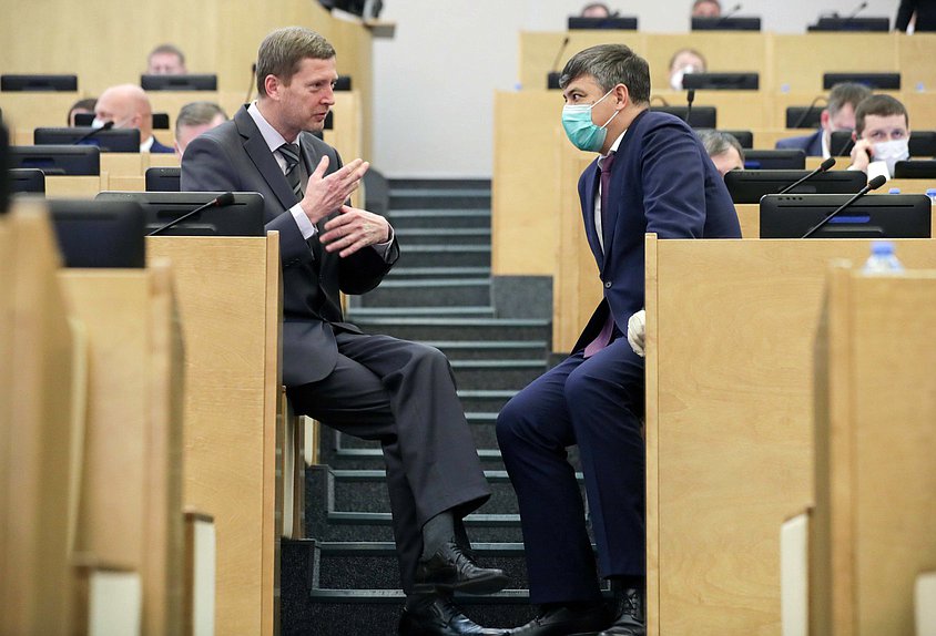 Член Комитета по государственному строительству и законодательству Сергей Иванов и Председатель Комитета по охране здоровья Дмитрий Морозов
