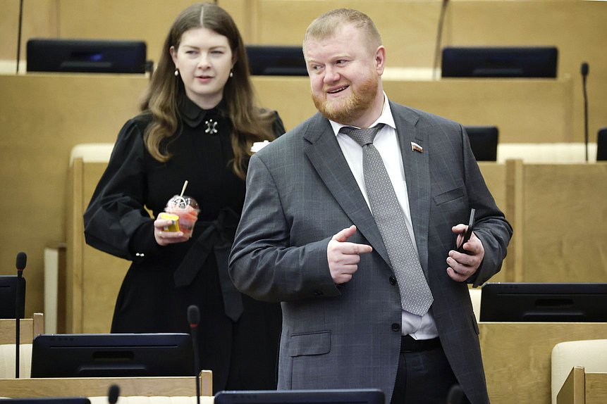 Заместитель Председателя Комитета по развитию гражданского общества, вопросам общественных и религиозных объединений Ольга Занко и заместитель Председателя Комитета по региональной политике и местному самоуправлению Роман Любарский